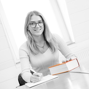 Lucie Schöbel, Auszubildende